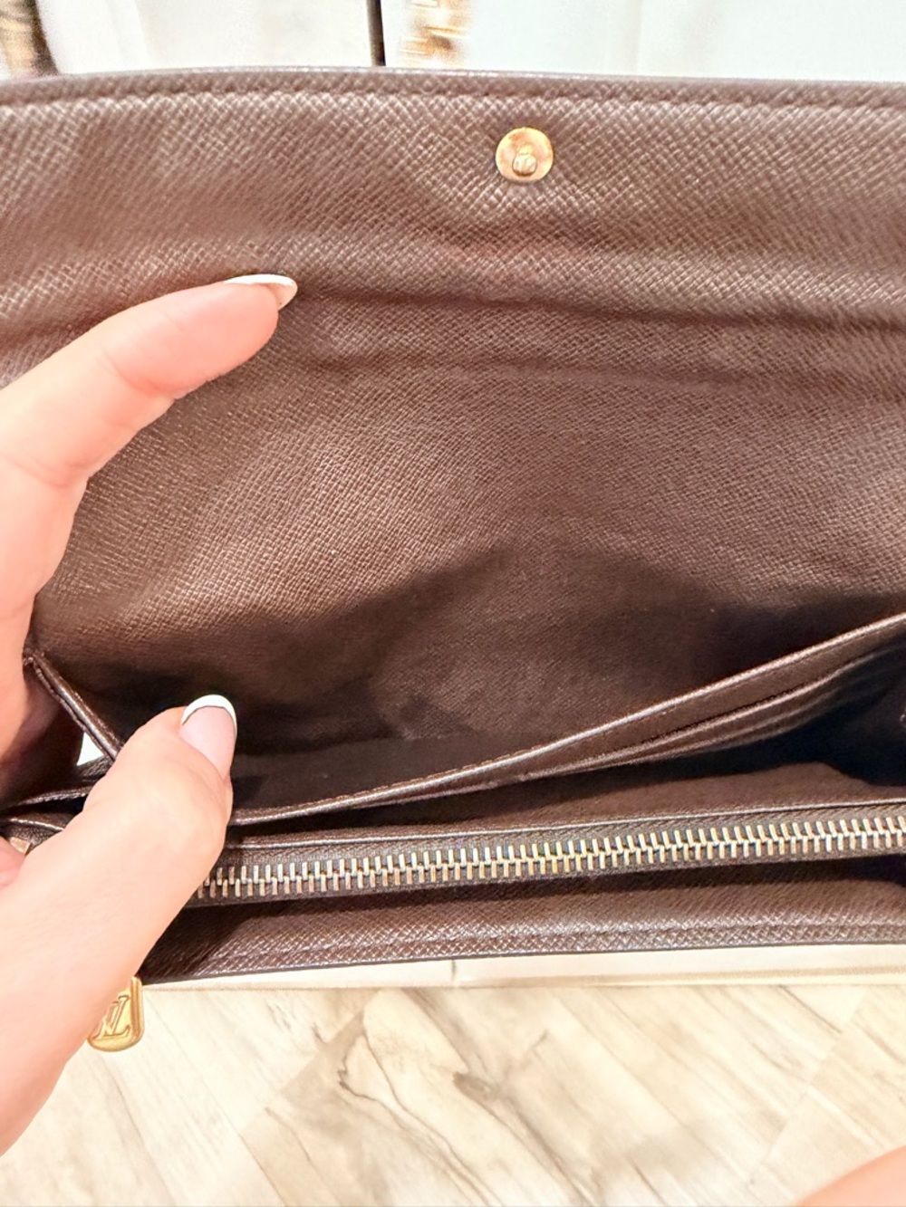 LV Damier Ebene Sarah Wallet, Bag Strap, Stellar Times EDP, Dust Bag✨ & COA!! - Picture 15 of 17